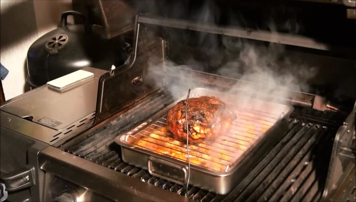 Rehkeule aus dem Grill nehmen, ruhen lassen und anschliessend servieren.