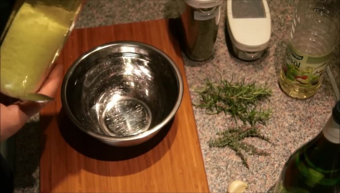 Am nächsten Morgen die Rehkeule wenden, damit die Marinade von allen Seiten einziehen kann.
