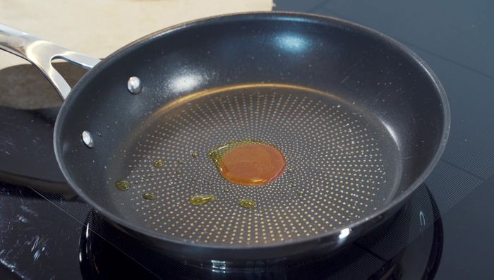 Pfanne mit Olivenöl erhitzen. Hähnchenbrustfilet 4 Minuten pro Seite braten, ohne ständig zu bewegen.