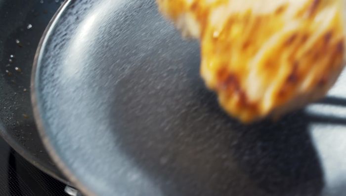 Hähnchenbrustfilet 5 Minuten ruhen lassen.