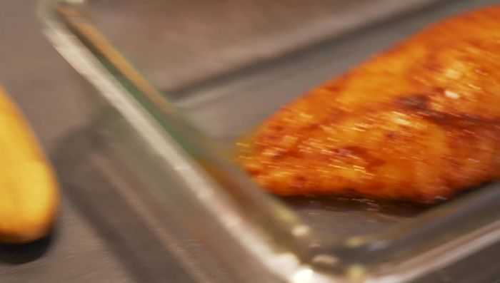 Gewürztes Hähnchenbrustfilet bei 200°C Umluft ca. 25 Minuten im Backofen garen (Kerntemperatur 68-69°C oder 75-80°C für vollständige Garung).