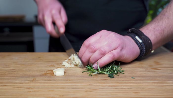 Für die französische Variante: Thymian, Rosmarin, gehackten Knoblauch, Salz und etwas Olivenöl vermischen. Hähnchenbrustfilet mit der Mischung einreiben.