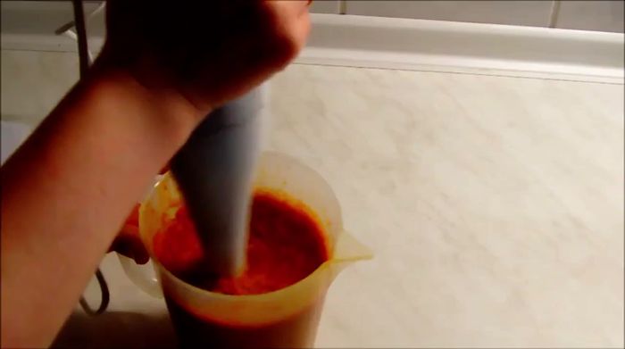 Die Soße zum Braten geben.