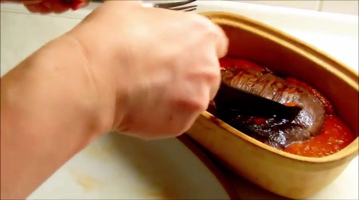 Den angebratenen Hirschbraten in die heiße Soße legen. Thermometer in die Mitte des Fleisches stecken. Teebeutel mit Kräutern hinzufügen.