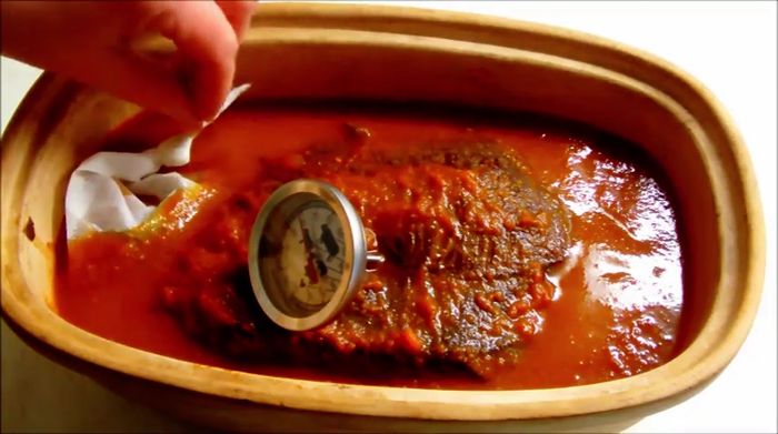 Den Bräter mit Deckel in den vorgeheizten Ofen schieben. Bei einer Kerntemperatur von 62-70°C ist der Braten fertig.