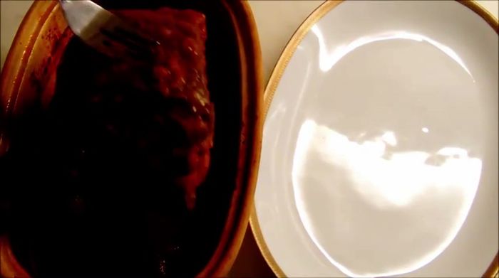 Fleisch aus dem Bräter nehmen, in Scheiben schneiden und servieren (z.B. mit Kartoffelpüree).