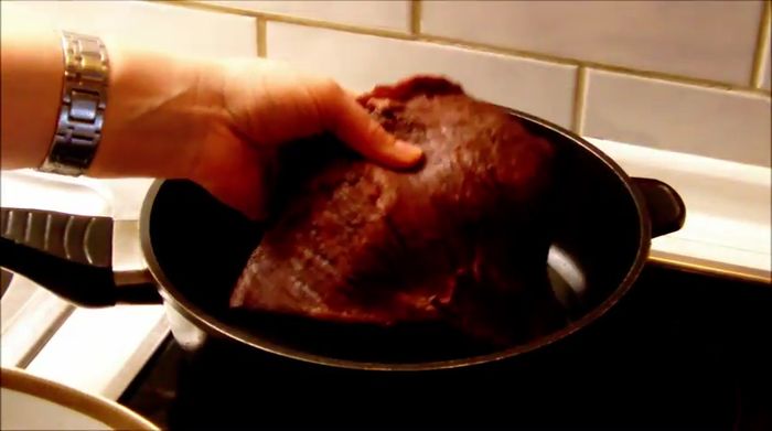 Öl in der Pfanne erhitzen und den Hirschbraten von allen Seiten kurz und scharf anbraten.