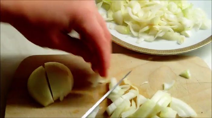 Zwiebeln und Knoblauch fein würfeln, Karotten in Scheiben schneiden.