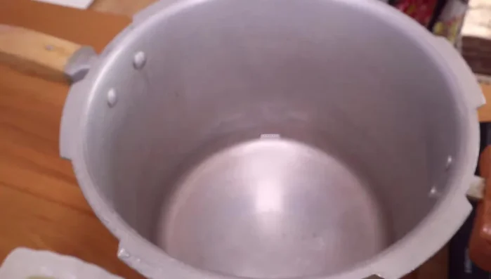 In einem Topf Wasser zum Kochen bringen.