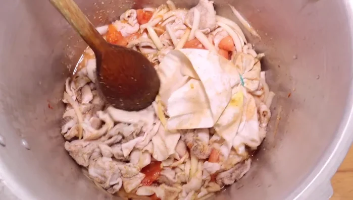 Zwiebeln und Tomaten hinzufügen.