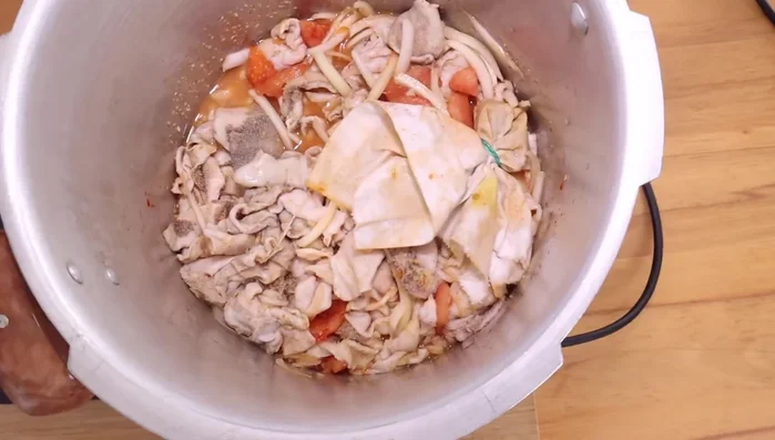 Alles gut vermengen und für ca. 15 Minuten köcheln lassen.