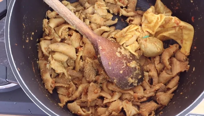 Öl in einer separaten Pfanne erhitzen.