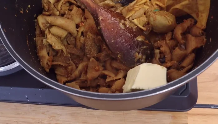 Das gekochte Magen-Pansen-Gemisch in die Pfanne geben und gut anbraten.