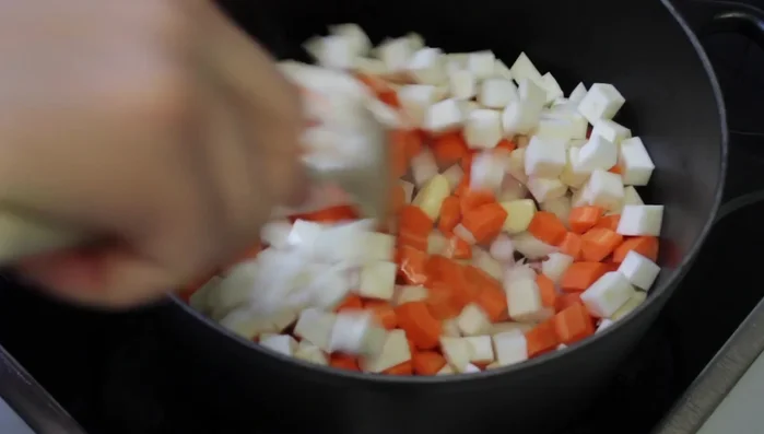 Gemüse zum Bauchspeck geben und anschwitzen (ohne dass es Farbe annimmt).