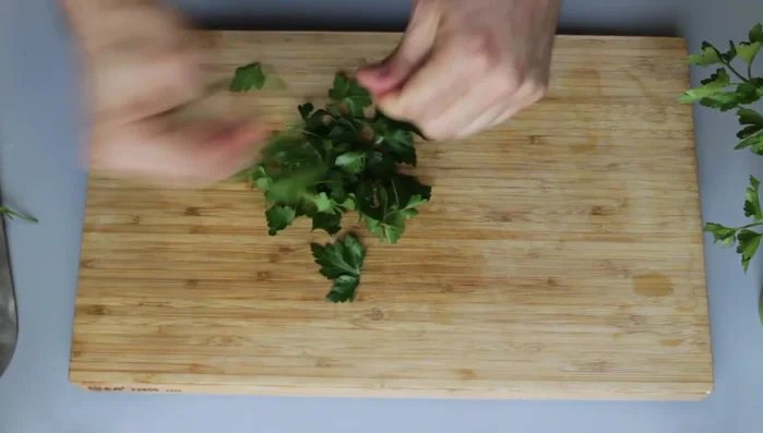 Nach 10 Minuten Kochzeit Knoblauch hinzufügen.