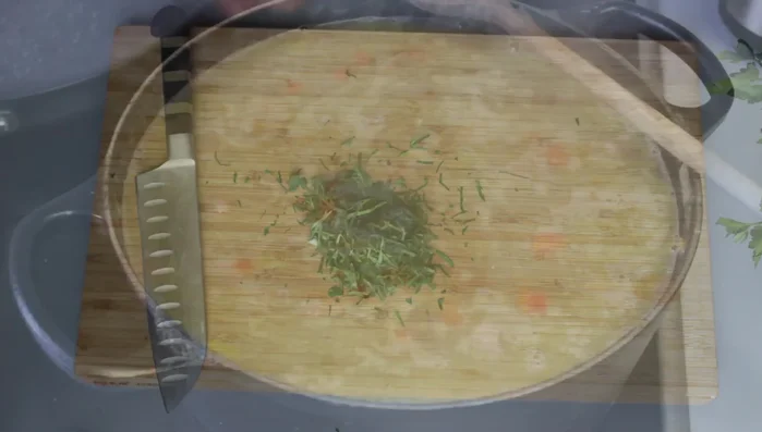 Zum Schluss Blattpetersilie unterrühren.