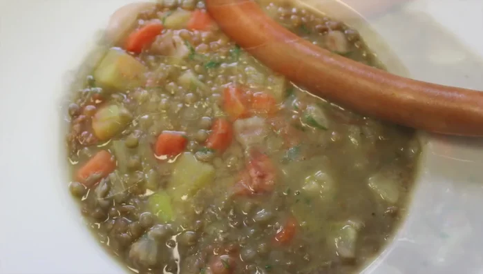 Wiener Würstchen (optional) separat erwärmen und dazu servieren.