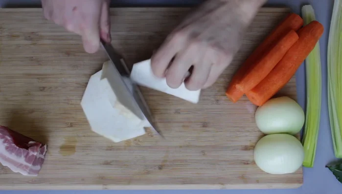 Gemüse (Karotten, Sellerie, Zwiebel) in gleich große Würfel schneiden (nicht zu klein!).