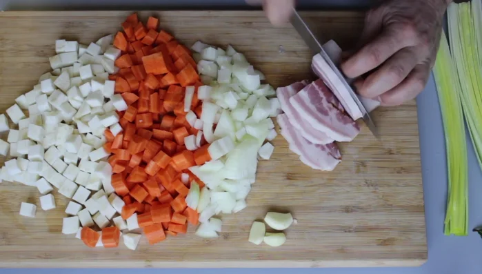 Bauchspeck in grobe Streifen schneiden.