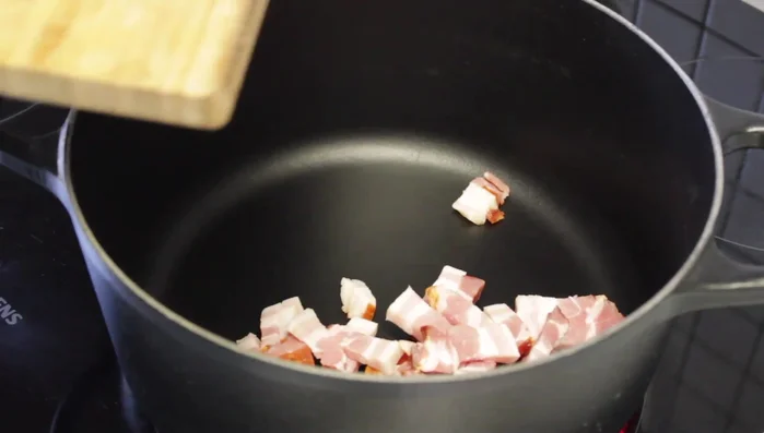 Bauchspeck in einem Topf bei niedriger Hitze auslassen, bis das Fett herausgelöst ist. Bei Bedarf etwas Öl oder Butter hinzufügen.