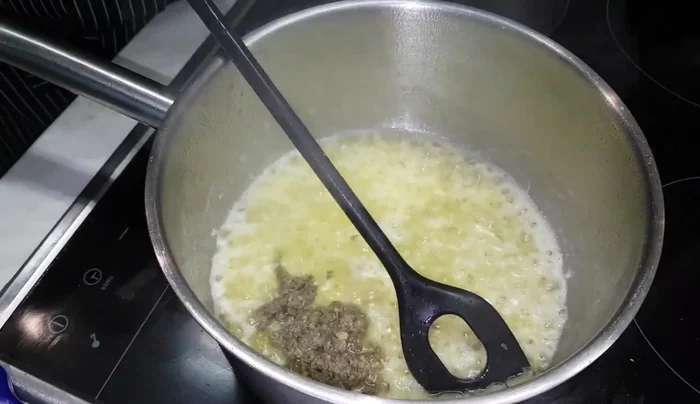 Gemahlenen grünen Pfeffer hinzufügen und kurz mitdünsten.