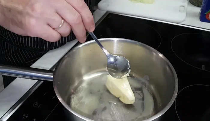 Butter in einer Pfanne schmelzen.