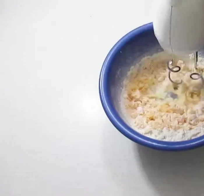 Abwechselnd Mehl und Milch unterrühren (138.849).