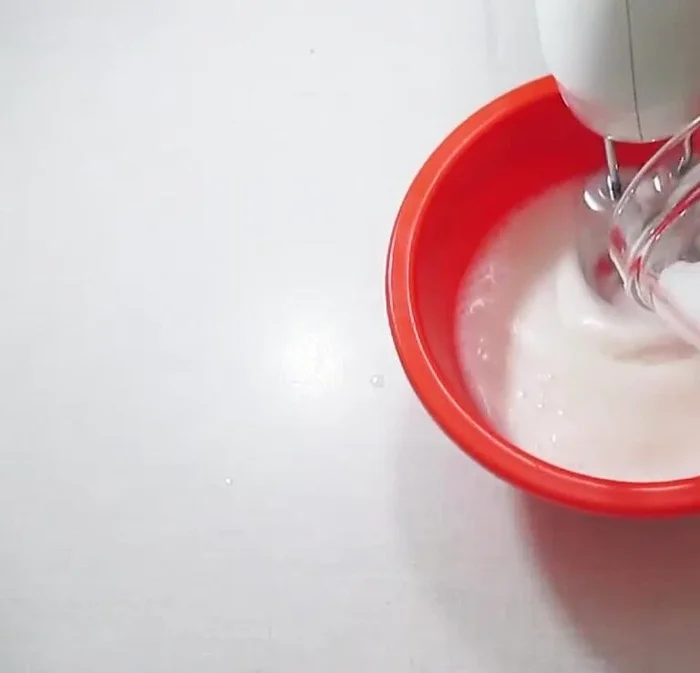 Eiweiß steif schlagen, Zucker in drei Schritten hinzufügen (175.36).