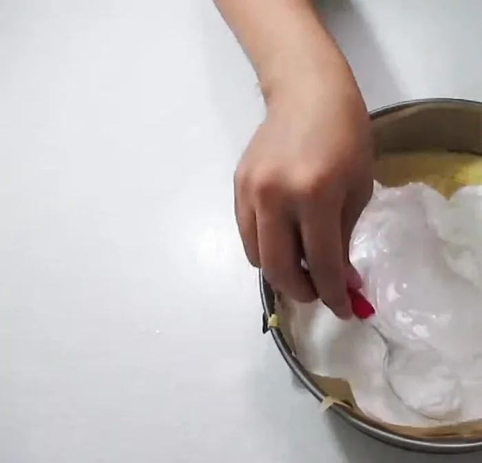 Mit gehobelten Mandeln bestreuen (230.139)