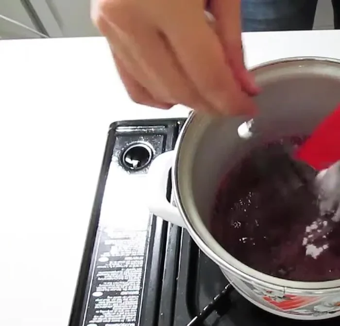 Tortenguss mit Kirschsaft erwärmen und über die Kirschen geben (297.88).