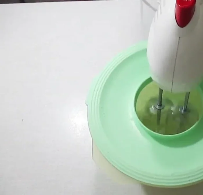 Sahne steif schlagen, Zucker und Vanillezucker hinzufügen (316.52).