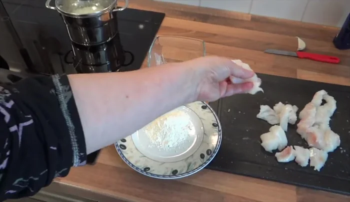 Fisch kurz in Mehl wenden.