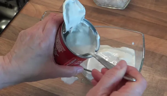 Zutaten für die Soße vorbereiten: Kokosmilch (200ml), Currypaste, Fischsauce und Knoblauch vermischen.