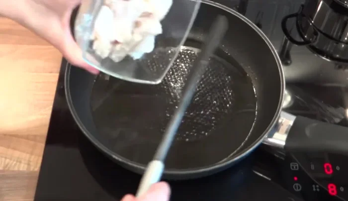 Öl in einer Pfanne erhitzen und den Fisch darin von allen Seiten anbraten. Vorsichtig sein, da der Fisch empfindlich ist.