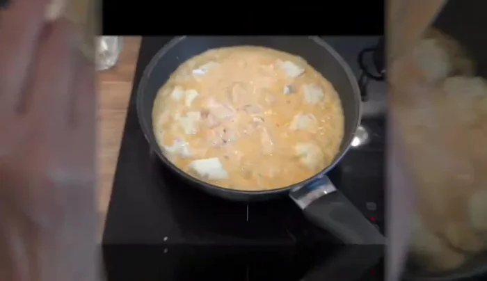 Soßenmischung über den Fisch geben und ca. 2-3 Minuten köcheln lassen.