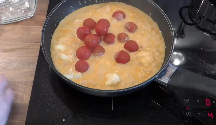 Tomaten hinzufügen und weitere 2 Minuten köcheln.