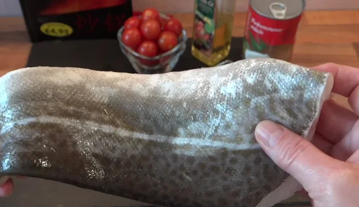 Kabeljaufilet kaufen und die Haut entfernen. Den Fisch waschen, trocknen und in größere Würfel schneiden.