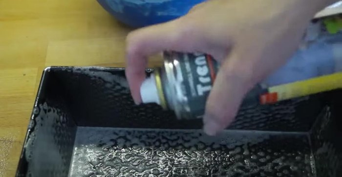 Backform mit Öl oder Backtrennspray einfetten.