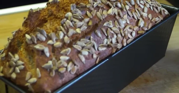 Brot aus der Form lösen und abkühlen lassen.