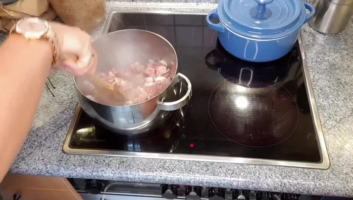 Zwiebeln scharf anbraten.