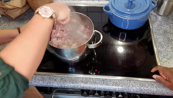 Dunkles Bier angießen und etwas einkochen lassen.