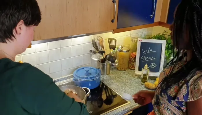 Tomatenmark hinzufügen und kurz mitbraten.