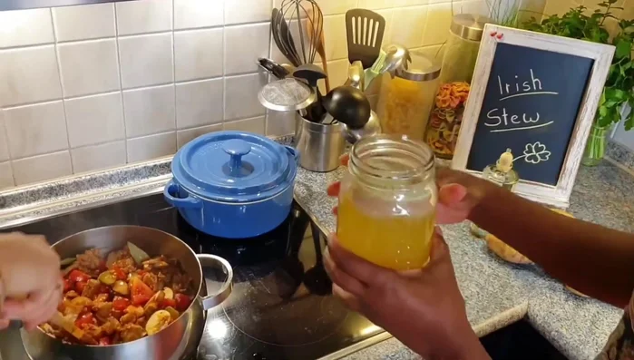 Gewürze (Thymian, Paprikapulver, Lorbeerblätter, Salz, Pfeffer) hinzufügen.