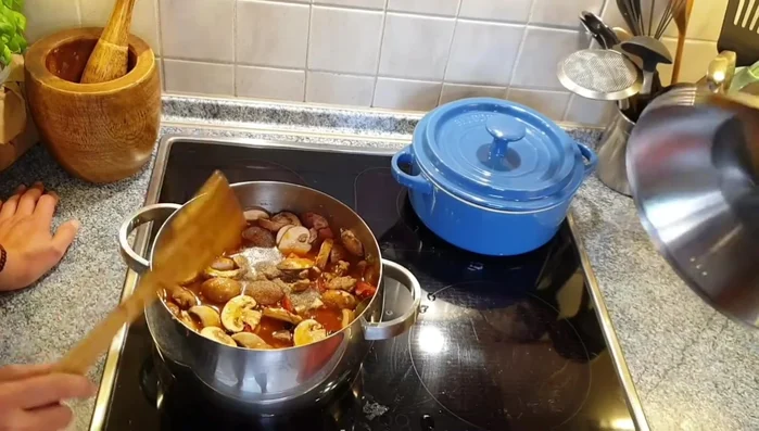 Bei mittlerer Hitze ca. 1,5 Stunden köcheln lassen.