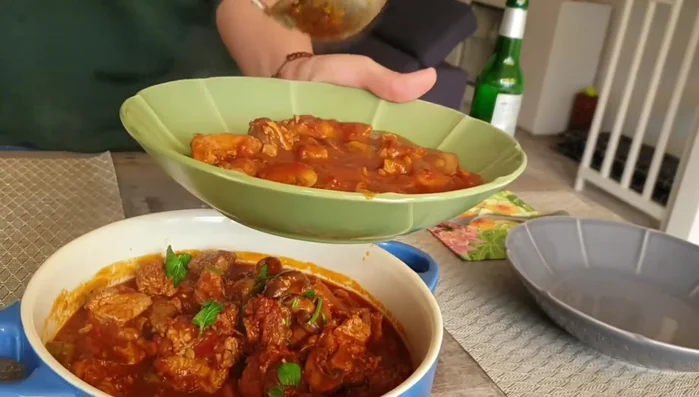 Eintopf in Schüsseln anrichten. Kartoffelpüree als Beilage dazugeben.