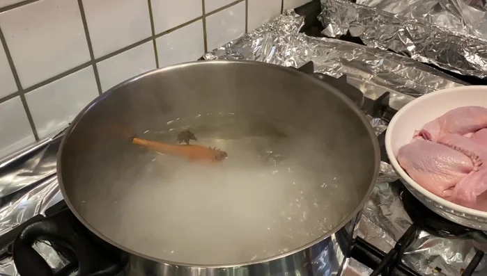 Die Suppe aufkochen lassen.