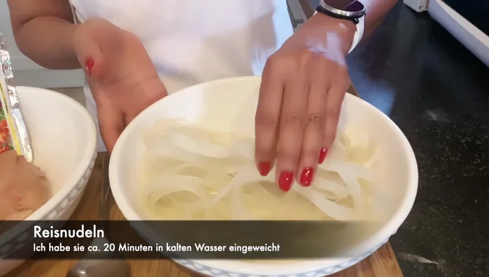 Reisnudeln hinzufügen.