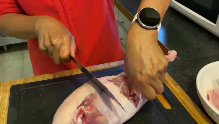 Zutaten in den Topf geben.