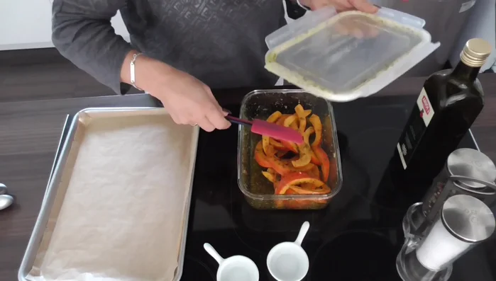 Kürbisspalten 25-30 Minuten backen. Zwischendurch prüfen, ob der Kürbis weich ist und die Schale sich verfärbt.