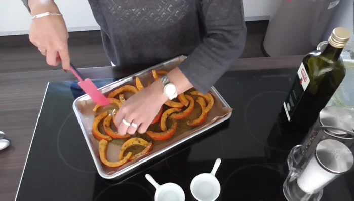 Gebackene Kürbisspalten nach Belieben anrichten und servieren (z.B. mit Tzatziki).